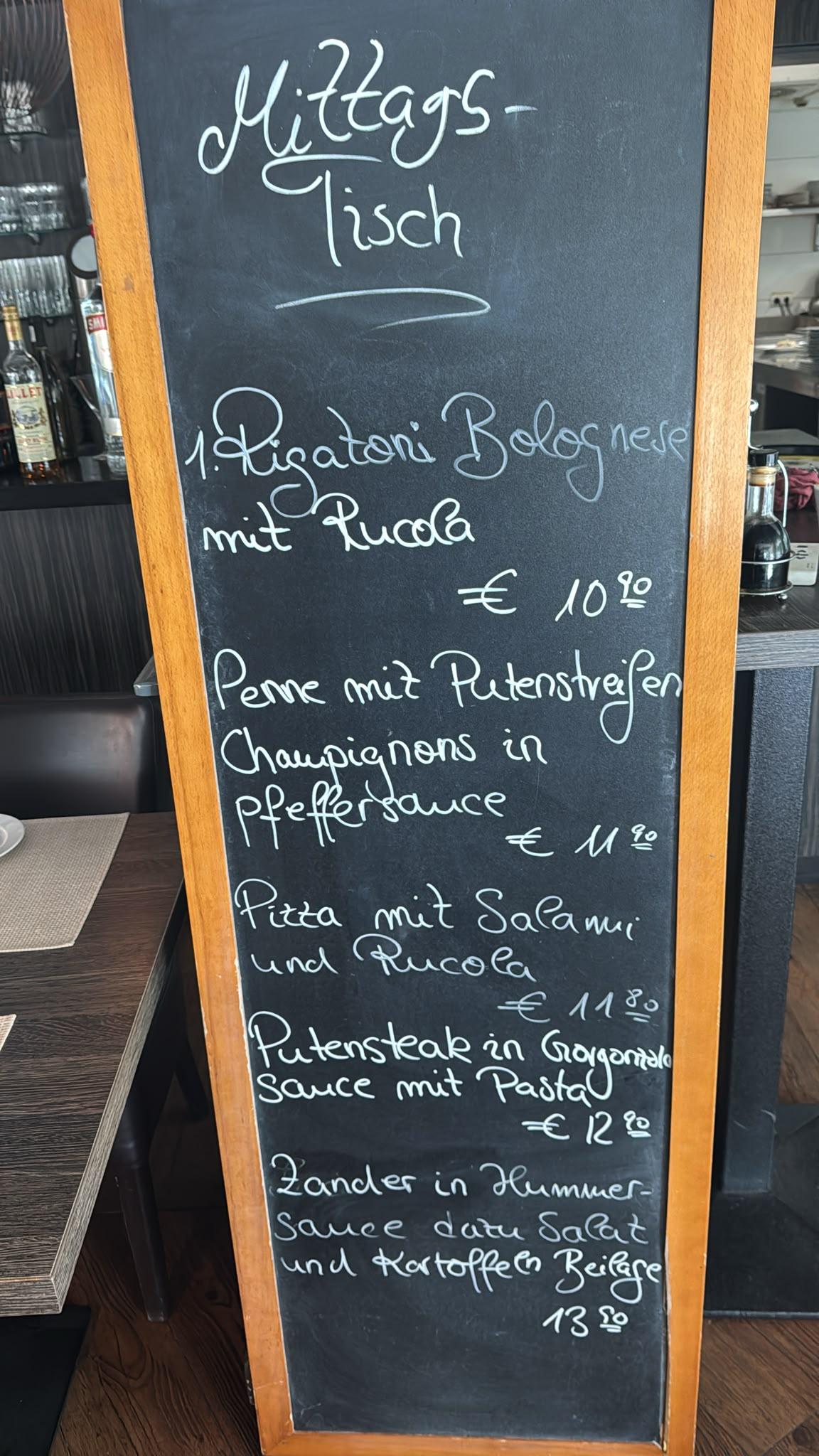 Kreidetafel mit dem aktuellen Mittagstisch im Restaurant Derada